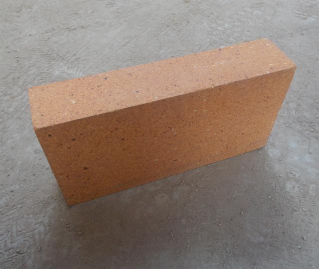 耐火磚的抗熱震性是指耐火材料在使用過(guò)程中經(jīng)常受到環(huán)境溫度急劇變化